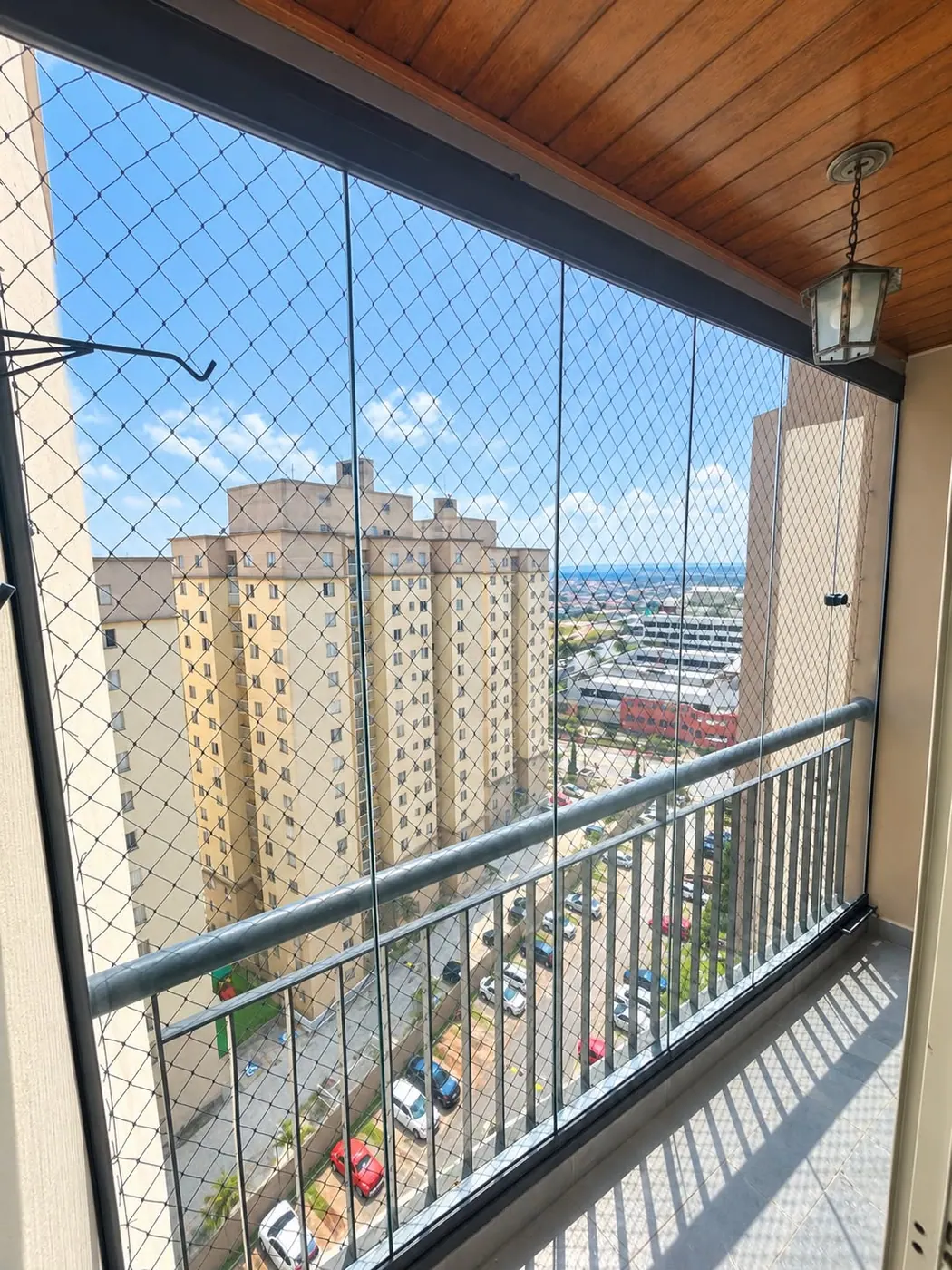 Sacada fechada com vidro e vista da cidade