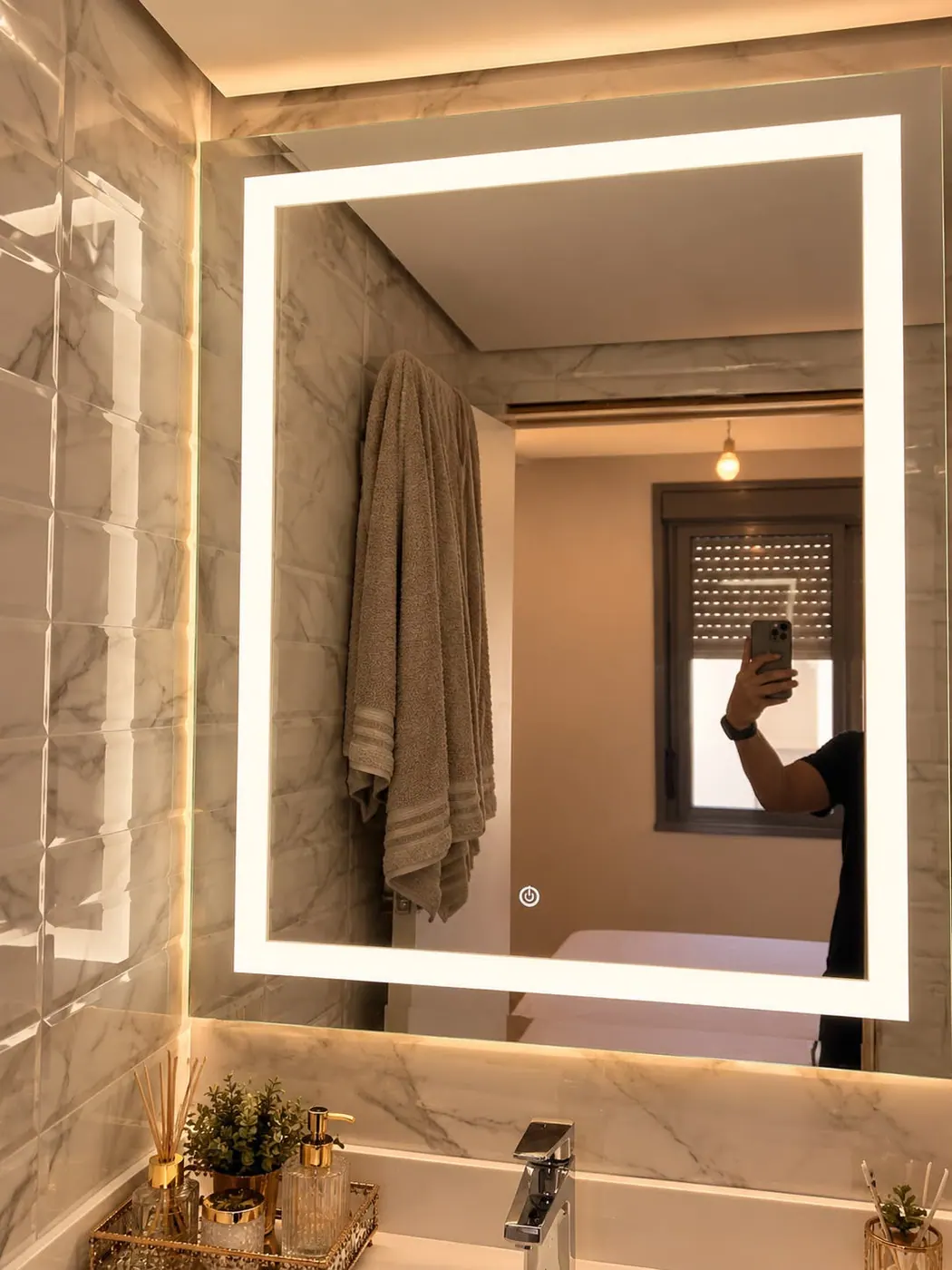 Espelho com LED e iluminação frontal em banheiro