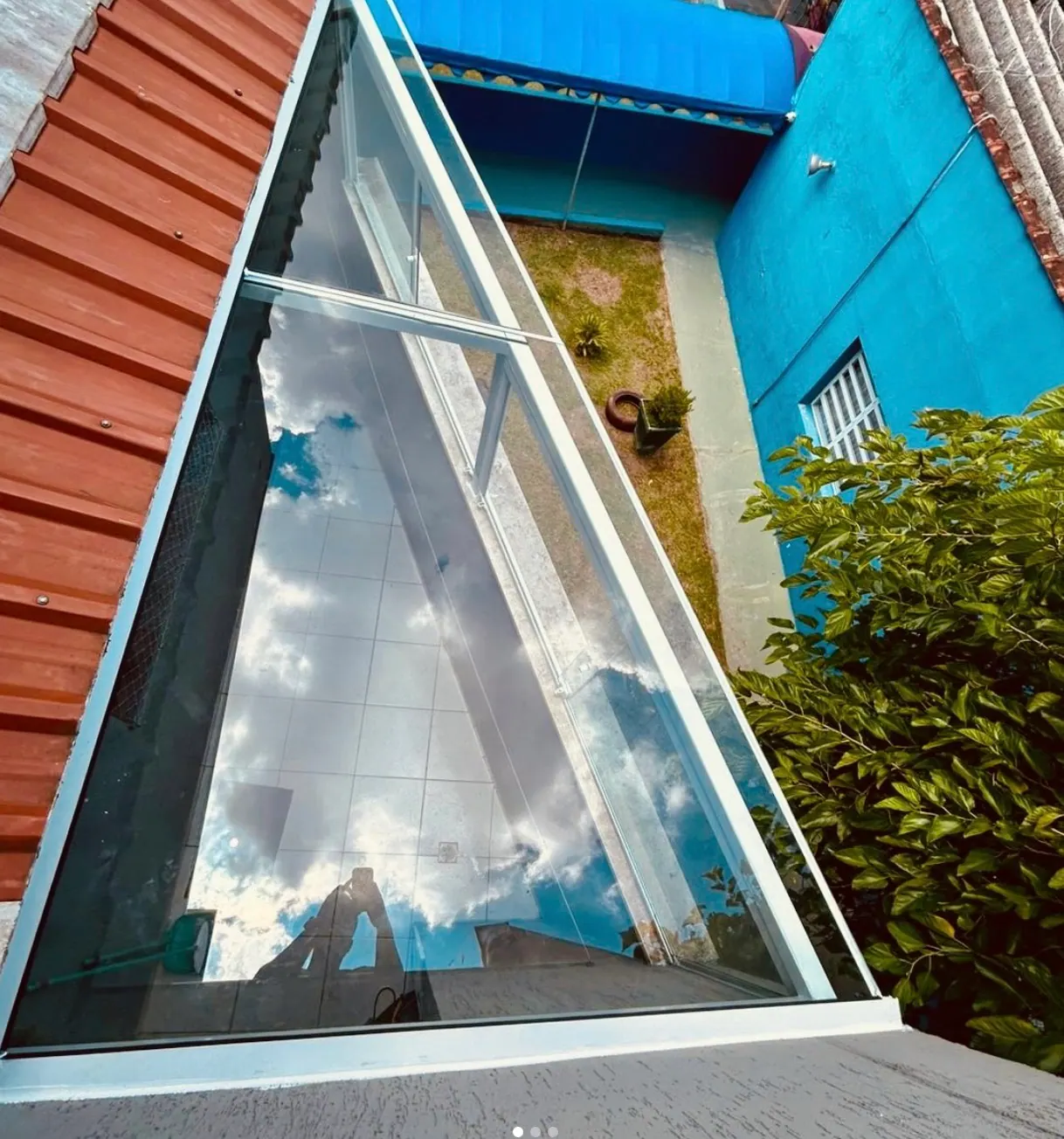 Cobertura de vidro triangular sobre corredor