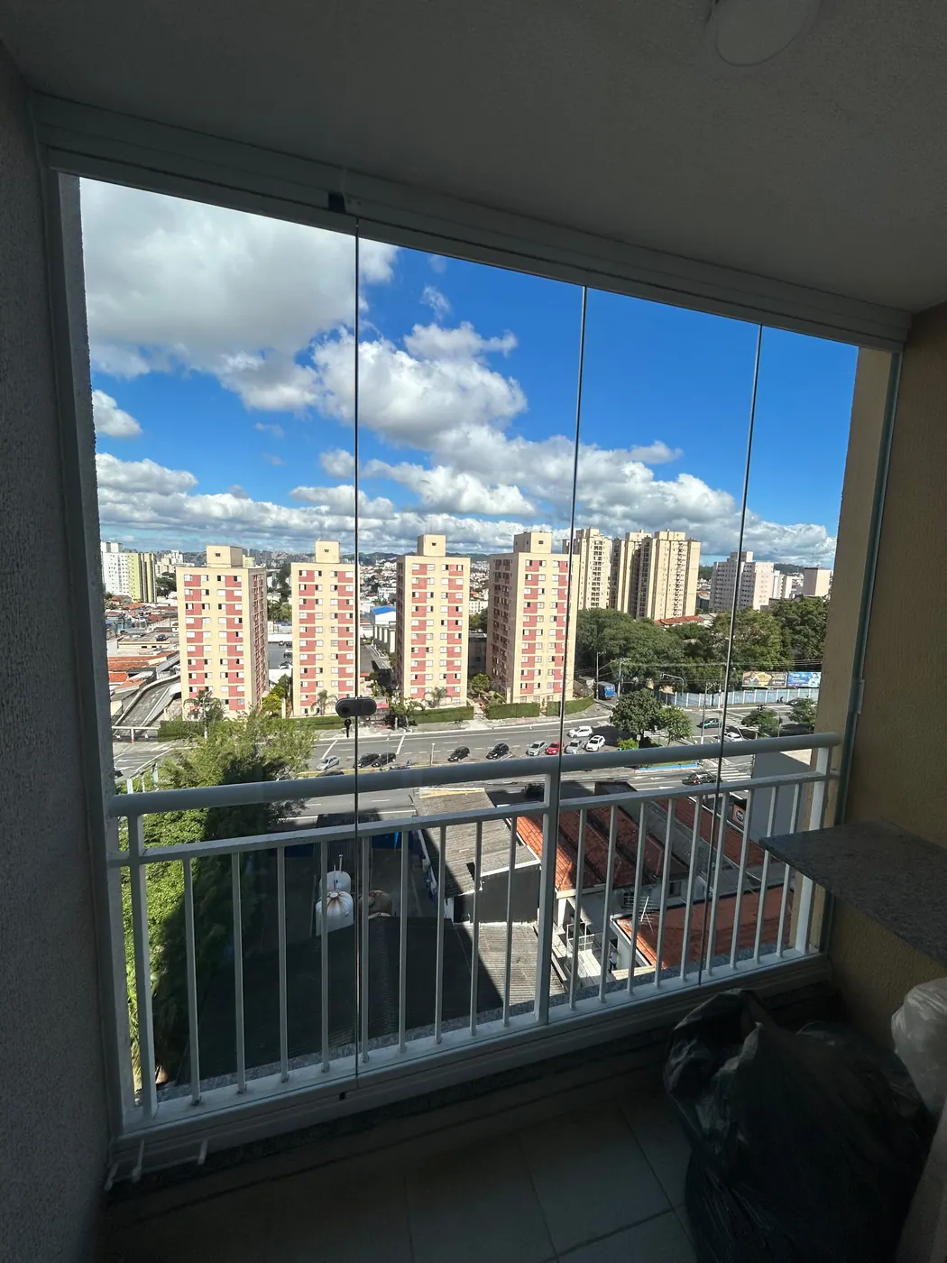 Sacada vista de dentro do apartamento