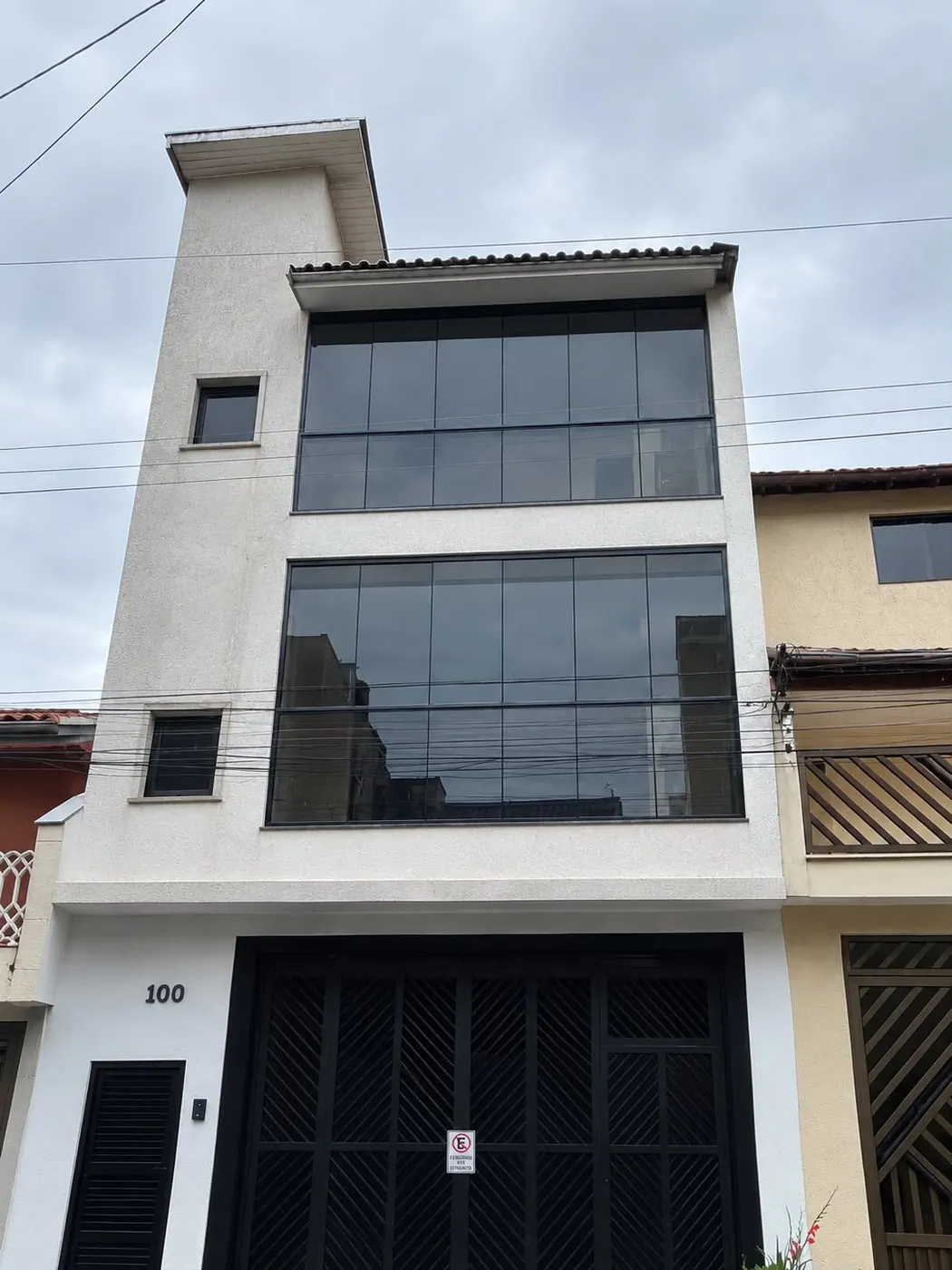 Fachada do prédio com as sacadas fechadas